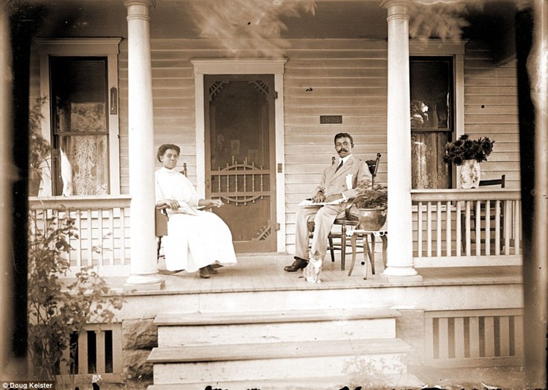 Джулиус и Тилли Миллер на крыльце своего дома  афроамериканец, история, прошлое, сегрегация, фотография