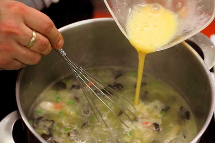 Яйца нужно взбить, а потом влить в суп. / Фото: stranamam.ru Яйца нужно взбить, а потом влить в суп. / Фото: stranamam.ru
