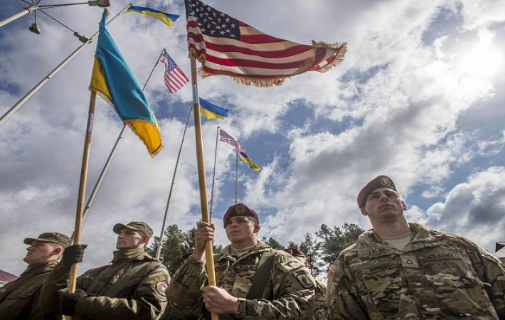 Западные СМИ рассказали, как США и Канада избавляют Украину от «советских традиций»