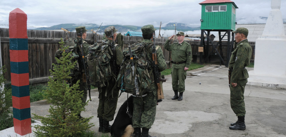 Число пограничников россии. Застава погран службы. Пограничник на заставе РФ.