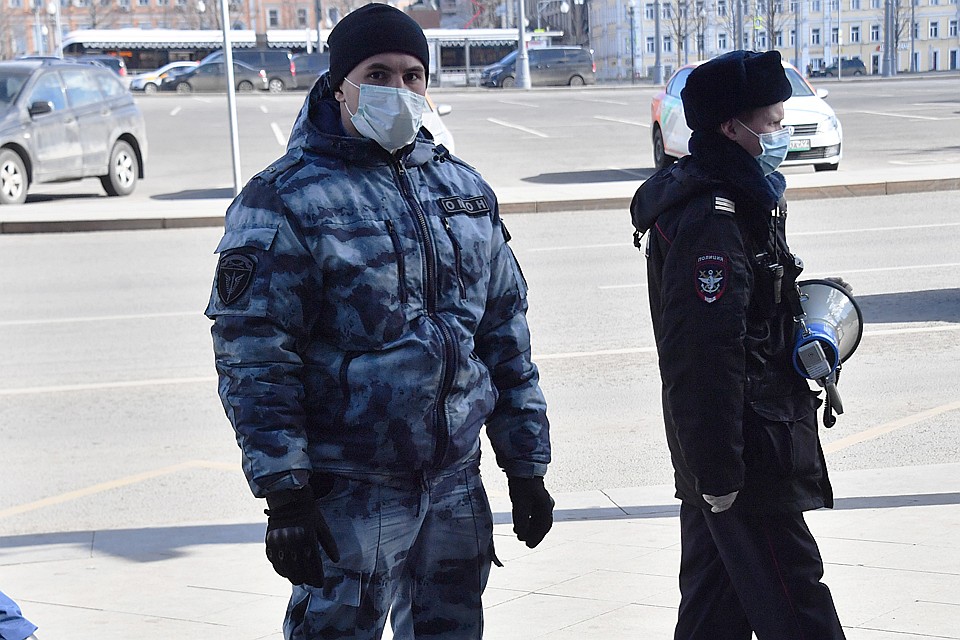 Москвичку, нарушившую режим самоизоляции, поймали в секс-шопе