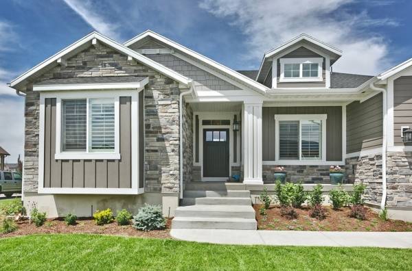 Стильная современная отделка крыльца дома - фото бетон