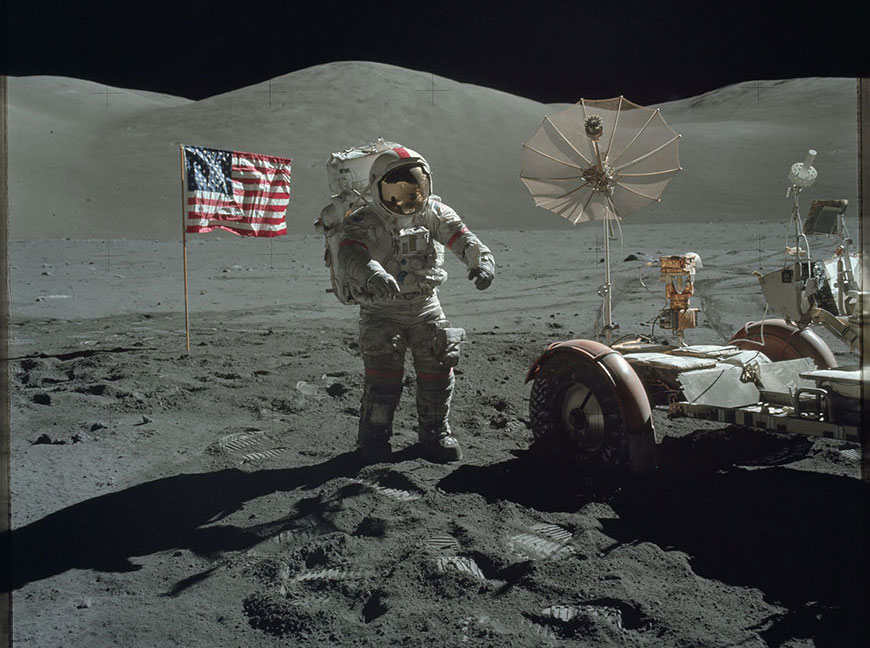 NASA рассекретило фото астронавтов на Луне