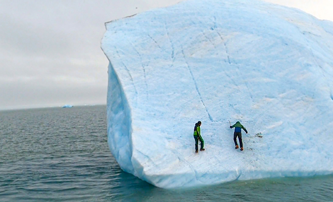 Огромный айсберг перевернулся на глазах у туристов и люди увидели, что у него внизу. Видео