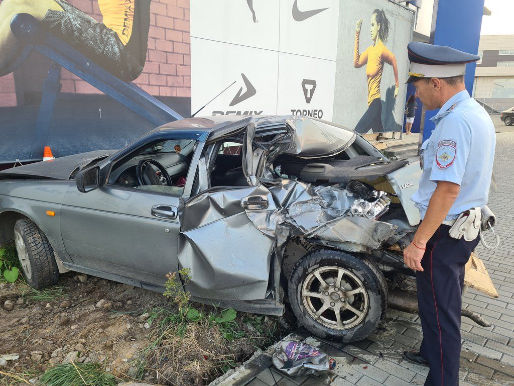 Легковушка врезалась в пассажирский автобус и отлетела в здание магазина в Нижнем Тагиле