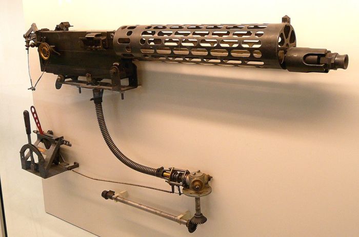 Немецкий авиационный пулемет MG 08/15 с синхронизатором стрельбы.