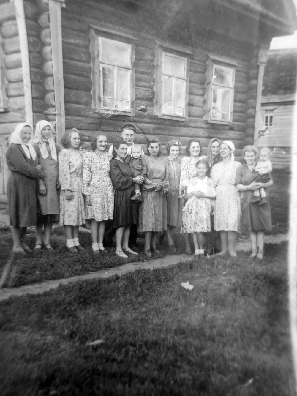Послевоенный праздник Тихонов день в деревне Сальново. Четвертая слева - наша собеседница Валя Алексеева (ныне Побойкова). / из личного архива