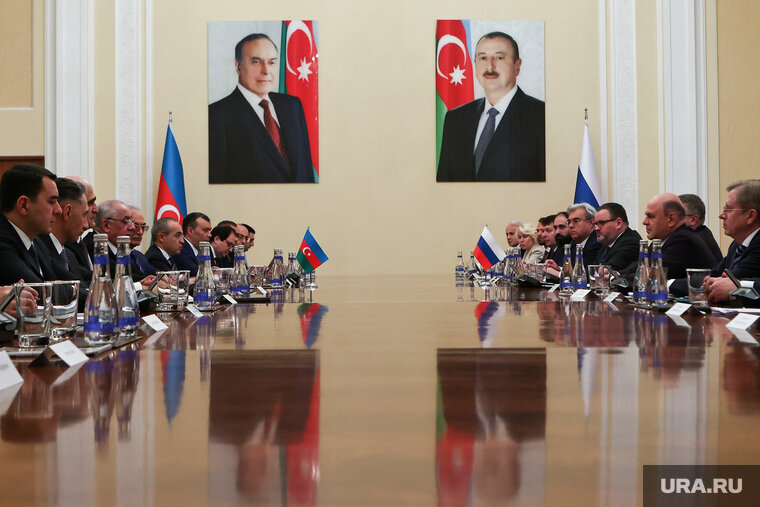    Правительственные делегации сидели за столом друг против друга, а со стены за ними будто наблюдали отец и сын — бывший и нынешний президенты Азербайджана Гейдар и Ильхам Алиевы