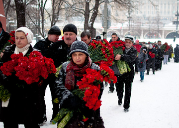 14 000 алых гвоздик для товарища Сталина видит, страшные, кормит, спросит, товарища, строгий, стоит, одиноко, запертых, Спасских, ворот, жестоко, наследников, отчетЕго, шпионИ, живого, мертвого, Видали, буквально, вчера