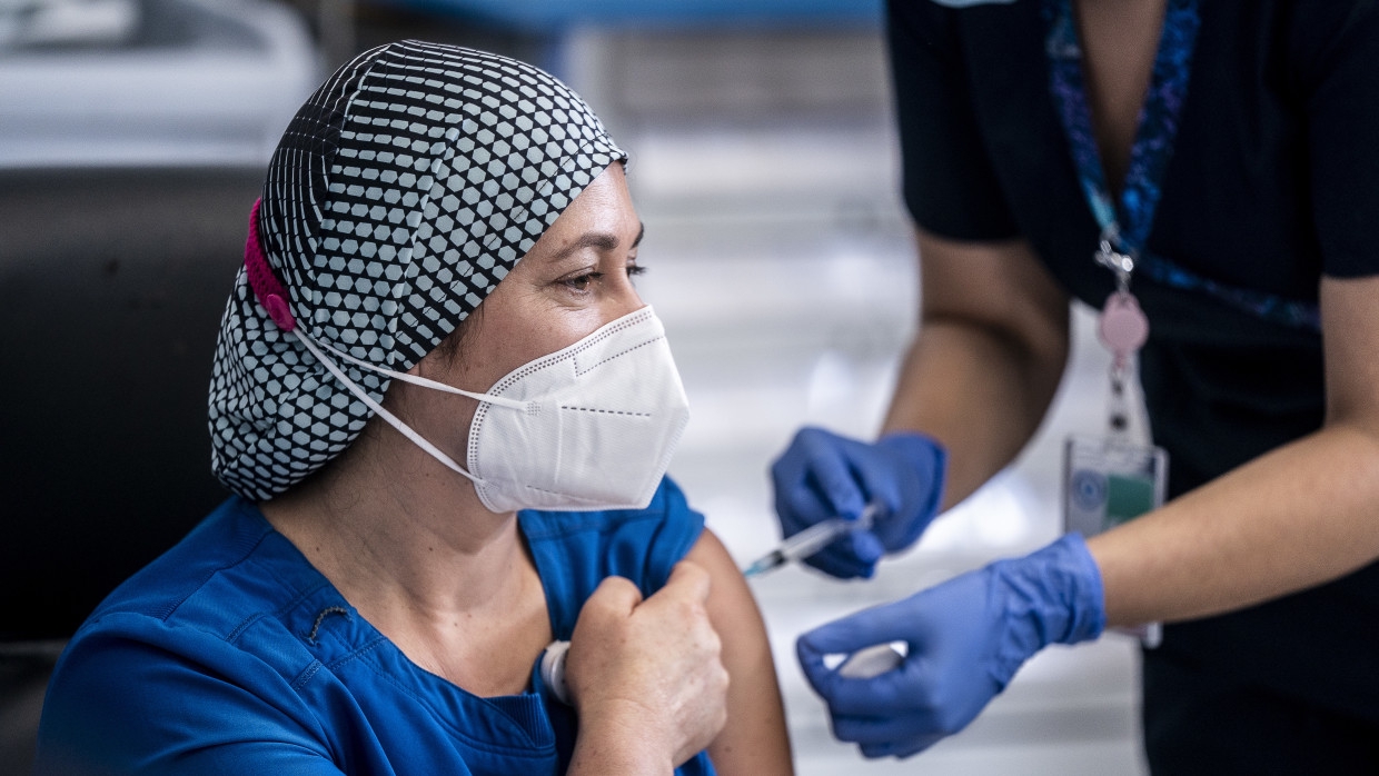 Врач Крючков допустил возможность вакцинации при наличии антител к COVID-19