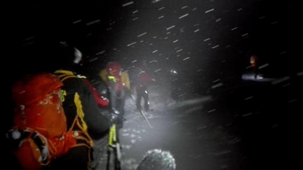 Итальянские спасатели во время поисковой операции в отеле Rigopiano di Farindola после схода лавины