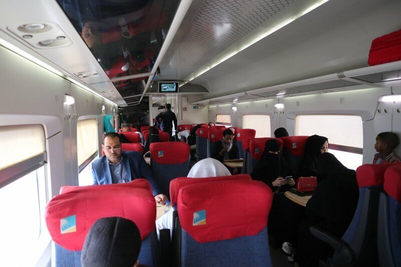 Блогер проехался по Саудовской Аравии на поезде только, Рияда, курсирует, также, полки, места, перрон, примерно, Поэтому, сразу, номеру, понятно, Саудовская, садиться, Несмотря, религиозность, поезде, вперемешку, мужчины, женщины