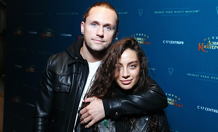 Влад Соколовский с девушкой Ангелиной, Ирина Апексимова с дочерью Дарьей Авратинской и другие на премьере в Москве