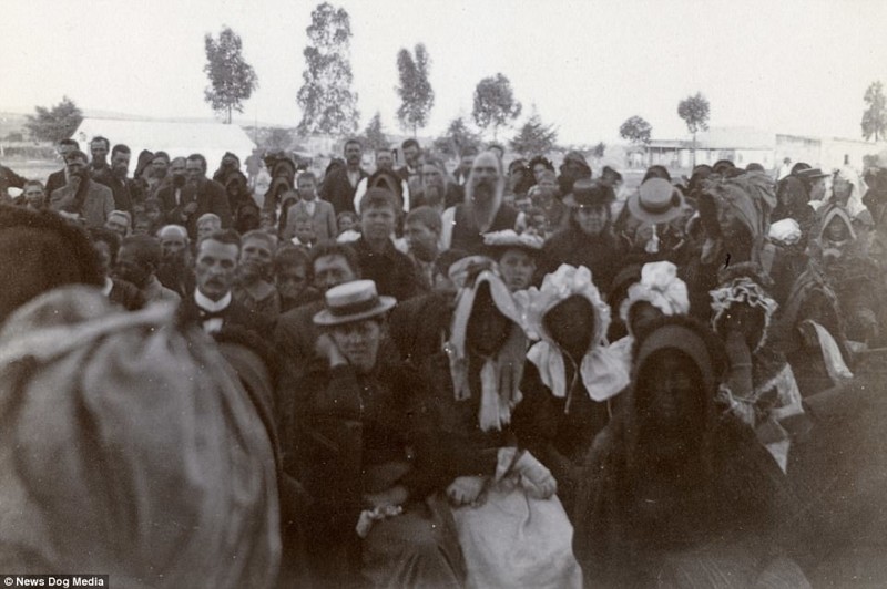 Буры прибывают в концлагерь (1901) англия, война, жуткие фотографии, исторические фото, история, концлагерь, фото, хроника