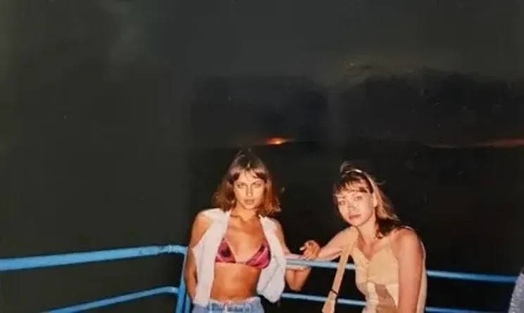 Мода нулевых и советский интерьер: Ирина Шейк поделилась своими подростковыми фото из России ШейкИрина, Ирина, сестройИрина, Челябинской, сестрой, начала, городе, Еманжелинске, Vogue, БразилияИрина, D&039AlbaИрина, ШейкШейк, живёт, НьюЙорке, вместе, восьмилетней, дочерью, которую, родила, BazaarИрина