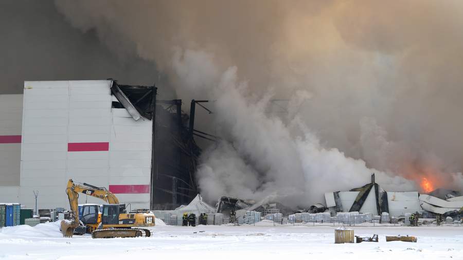 Пожар на складе в Новосибирске локализован на площади 3,2 тыс. кв. м
