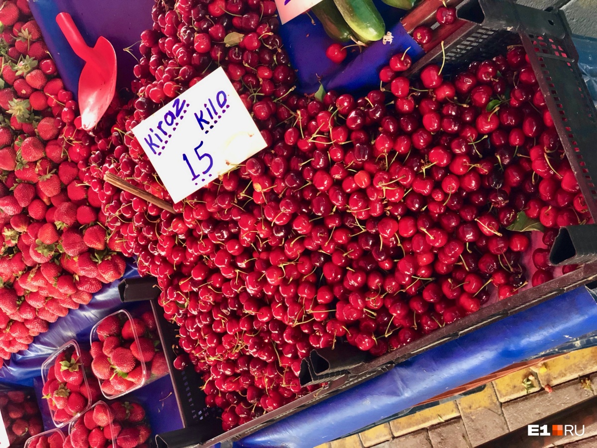 Вишню на рынке в Аланье можно купить по цене 160 рублей за килограмм 