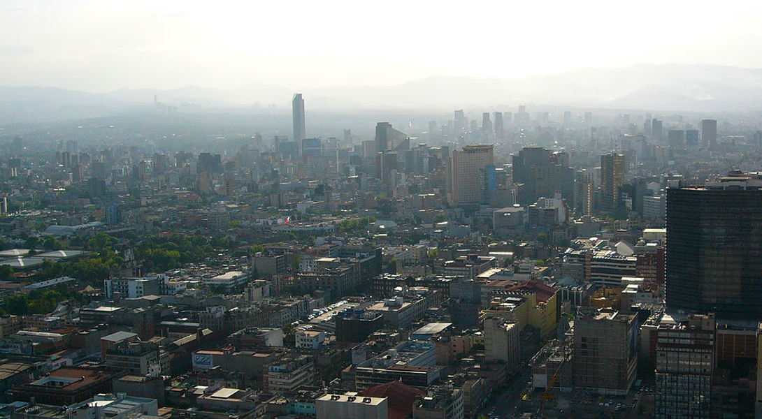Мехико
Мексика
Эксперты уверяют, что дышать в Мехико сравнимо с выкуриванием двух пачек сигарет в день. Сейчас состояние города немного улучшилось, но еще в 90-е годы ООН заявляло, что воздух здесь может убивать пролетающих мимо птиц.