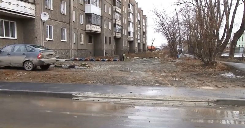 Циничная стоянка: тагильчанин отремонтировал бордюр, который сам же и спилил, чтобы парковать автомобиль на газоне