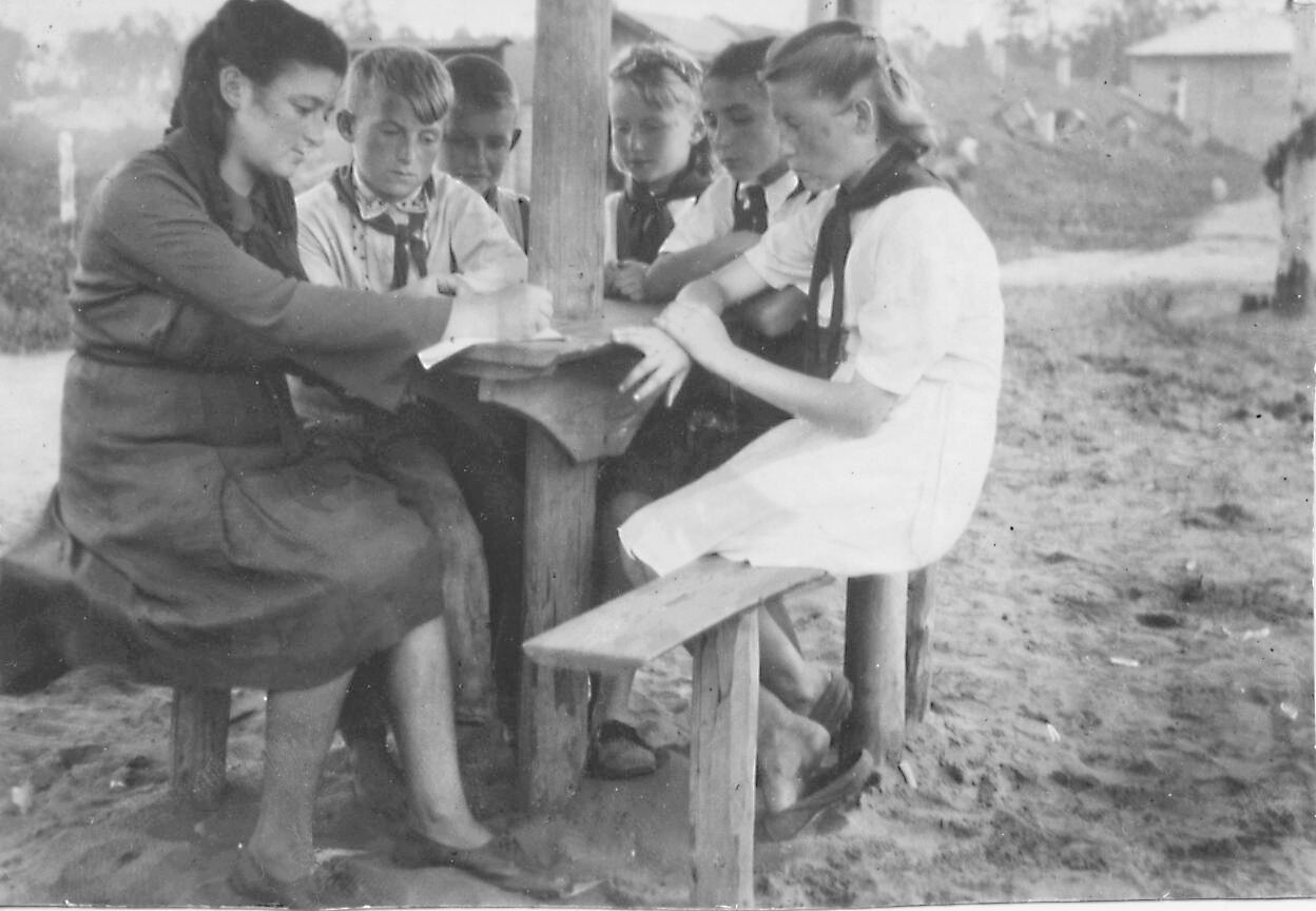 1946. Штаб дружины пионерского лагеря 