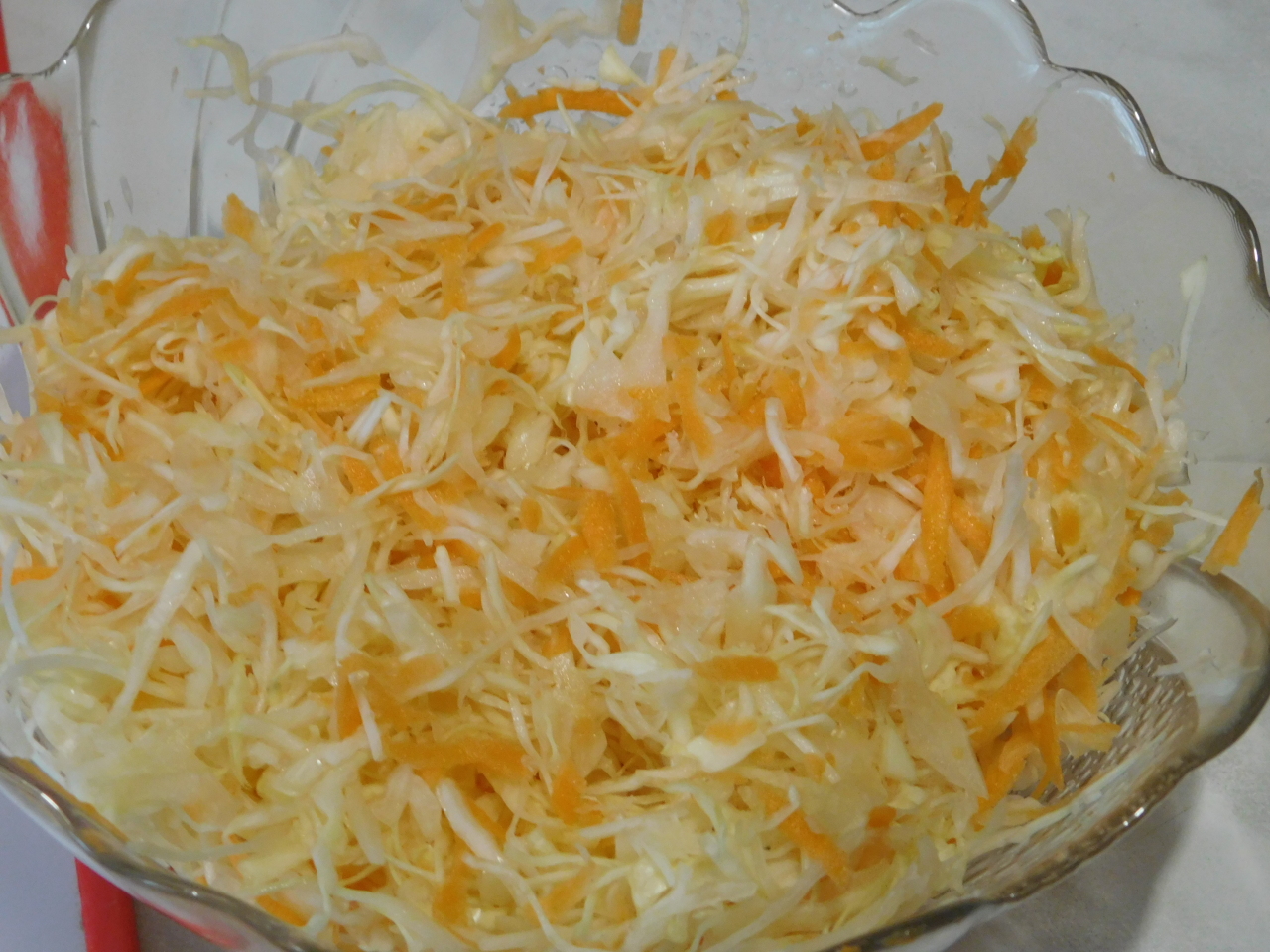 Салат из капусты желтого цвета