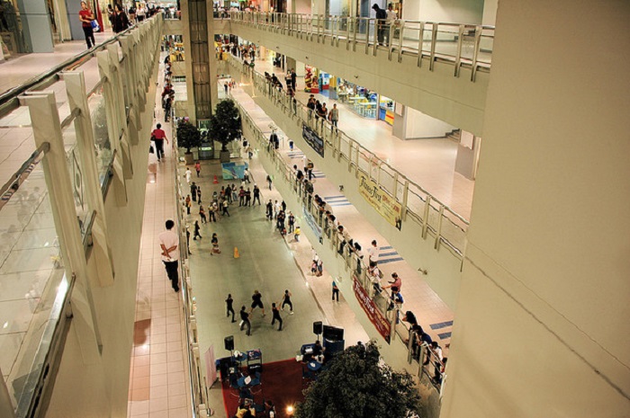 Филиппины. Манила. Торговый центр с большей частью пустых коридоров и бесполезных бутиков.