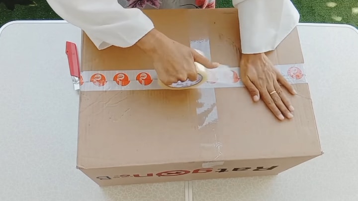 Мастерица придумала практичную идею по использованию картонных коробок, благодаря чему сэкономила кучу денег