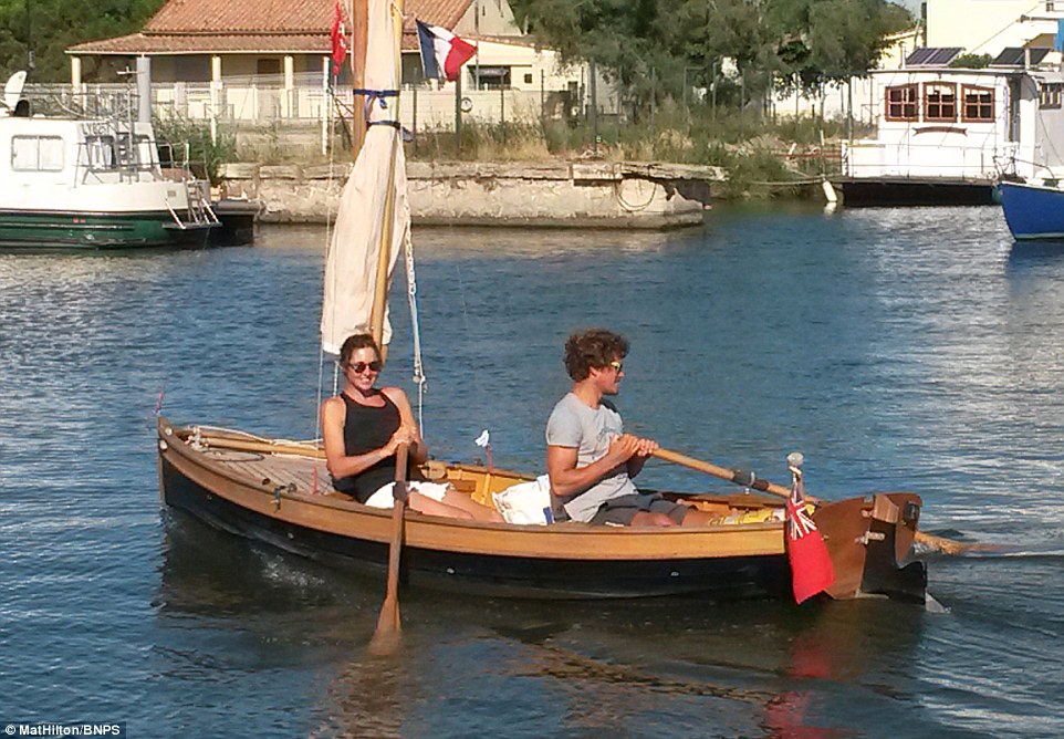 Супружеская пара проплыла на самодельной лодке с веслами путь из Англии во Францию