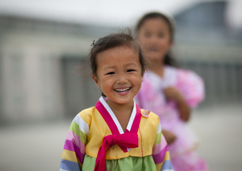 9. Девочка в традиционном платье, Пхеньян житель, северная корея, улыбка, фотография