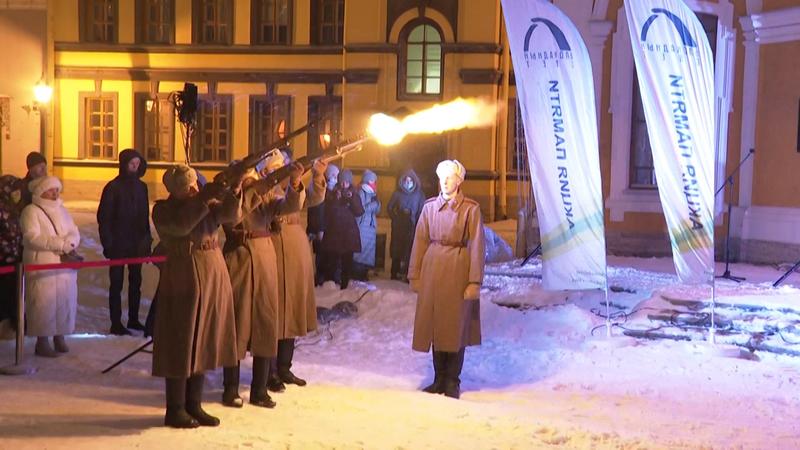 В Петропавловке прошла памятная акция «Блокадный свет» – видео