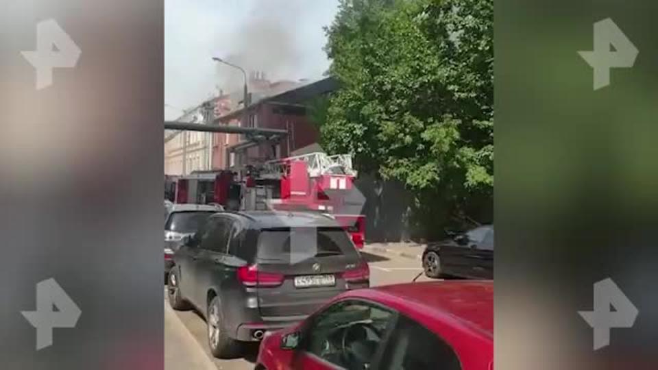 Видео: людей эвакуируют из горящего хостела в центре Москвы