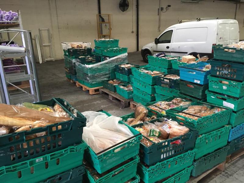 В Великобритании открылся первый супермаркет, где продаются продукты, выброшенные на помойку (6 фото)