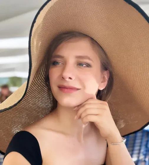 Новые фото Арзамасовой: поклонники заподозрили актрису в ринопластике