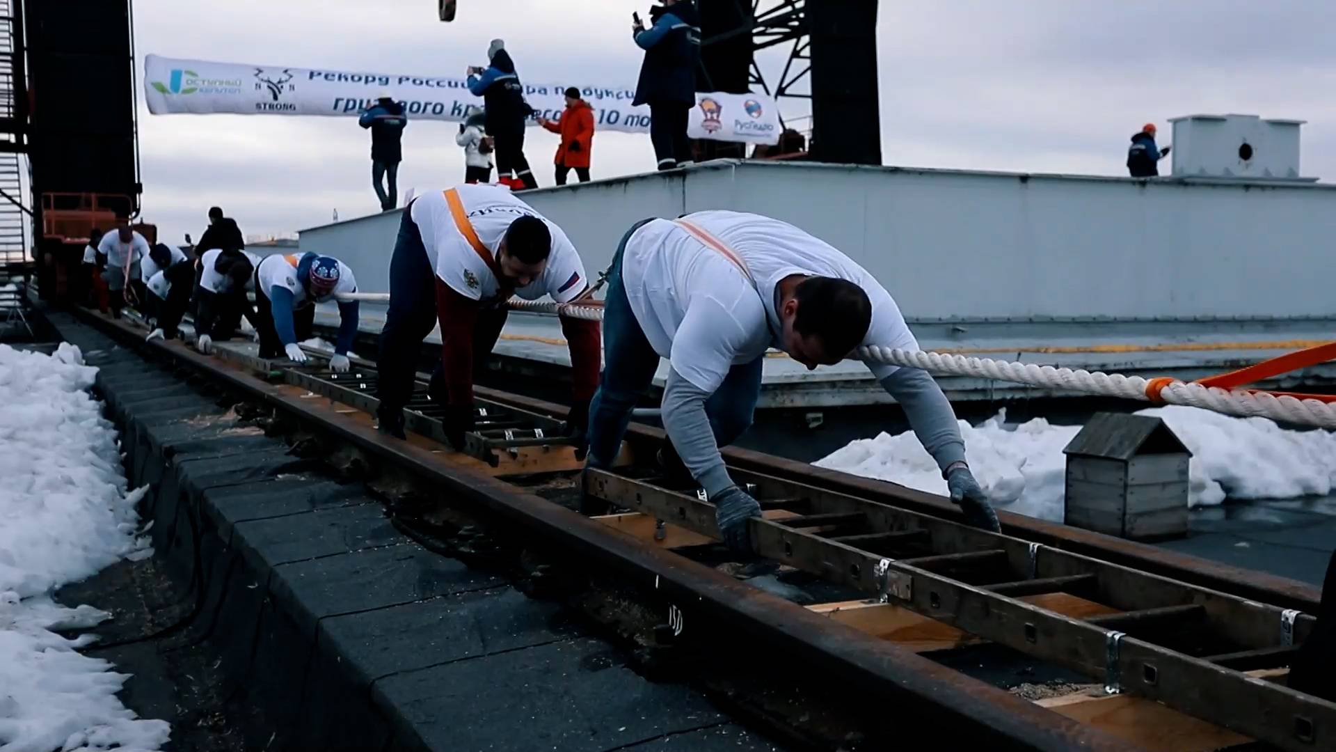 Силачи из Нижнего Новгорода сдвинули 610-тонный кран и стали мировыми рекордсменами Видео