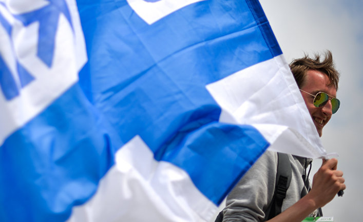 Болельщик с финским флагом в Олимпийском парке перед стартом гонки российского этапа чемпионата мира по кольцевым автогонкам в классе "Формула-1".