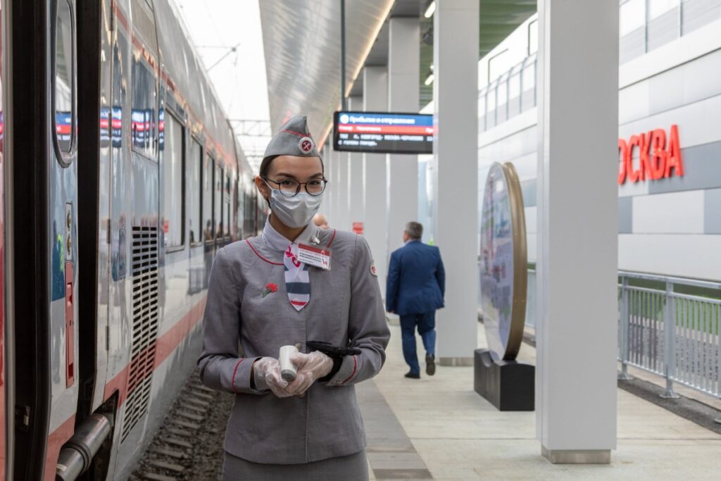 Справилась только полиция: проводники поделились историями о битвах за нижнюю полку