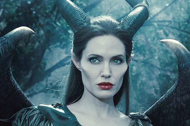 В сети появился первый постер фильма "Малефисента 2" с Анджелиной Джоли Кино