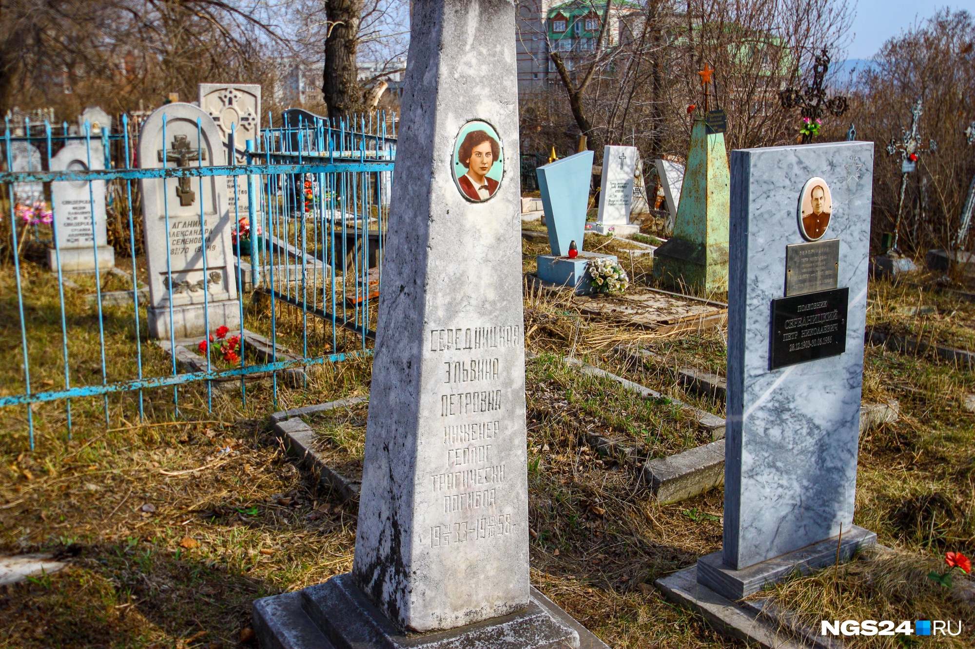Кладбище красноярска найти могилу. Троицкое кладбище Красноярск. Еврейское кладбище Красноярск. Странные надгробия. Памятники на кладбище в Красноярске.