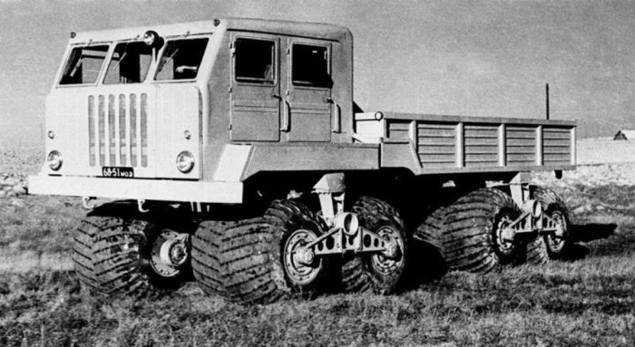 Экспериментальный внедорожный грузовик НАМИ ЭТ-8.