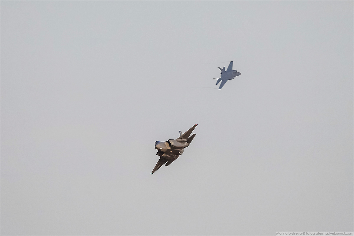 F22 vs F35 :  показ самолетов США  на аэрокосмическом слоне Dubai Airshow-2019 очень, авиашоу, самолёта, Пилотаж, наших, месте, камеры, Вихревые, жгуты, столб, форсажной, фотографиях, отлично, смотрятся, одиночный, видео, достаточно, скучным, покрутился, пилотаж