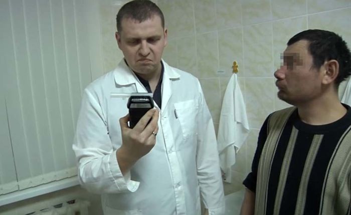 Первый посетитель челябинского вытрезвителя сломал алкотестер (4 фото) Первый посетитель челябинского вытрезвителя сломал алкотестер (4 фото)
