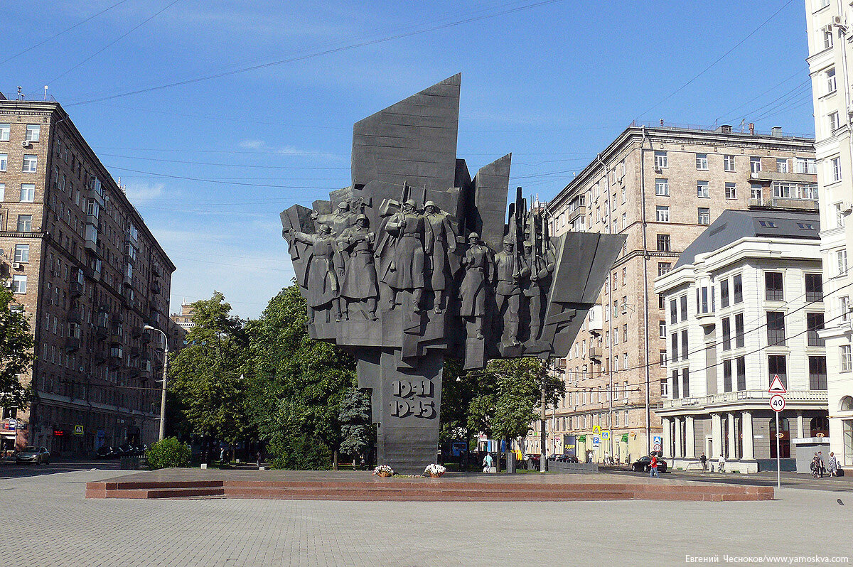 Москва автозаводская. Памятник народному ополчению Автозаводская. Памятник у метро Автозаводская. Памятник ополченцам Пролетарского района. Памятник на Автозаводской площади в Москве.