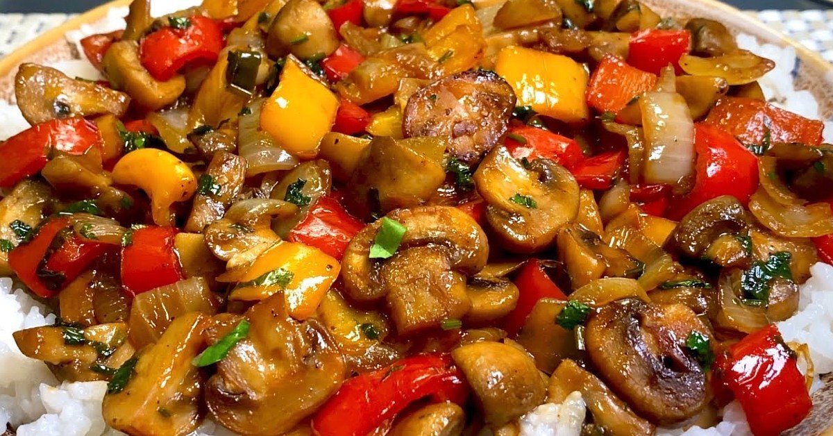 Предлагаем вам устроить яркий фестиваль на столе, приготовив пряные грибы с овощами к ужину. Возьмите для этой цели болгарские перчики разных цветов.