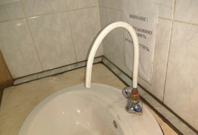 Сантехнические починки гуманитарии за работой, дурацкий ремонт, и так сойдёт, не поставновка, починили, прикол, ремонт, я у мамы инженер