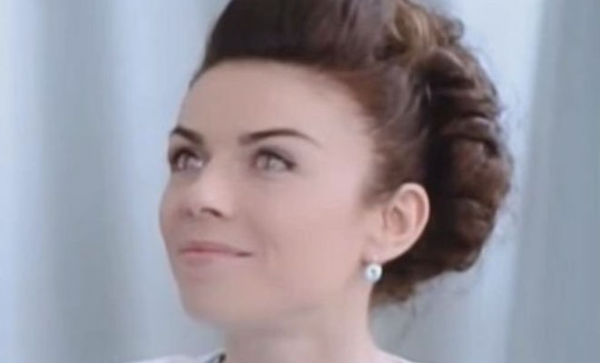 Телеведущая моргнула так, что в ней заподозрили пришельца Телеведущая моргнула так, что в ней заподозрили пришельца Культура