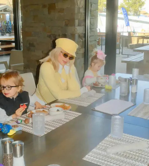 Пэрис Хилтон отдыхает с детьми на горнолыжном курорте Хилтон, детьмиПэрис, Пэрис, дочерью, соцсетях, предпринимателя, Картера, ЛондонПэрис, 45летняя, светской, бурной, критикуют, отказалась, уделяет, периодически, матерей, суррогатных, появились, которые, жизни