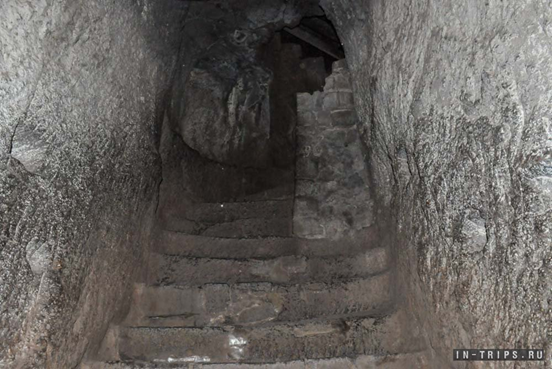 Туннель в скале, который ведет в форт. Источник https://in-trips.ru/blog/ekskursiya-v-daulatabad.html