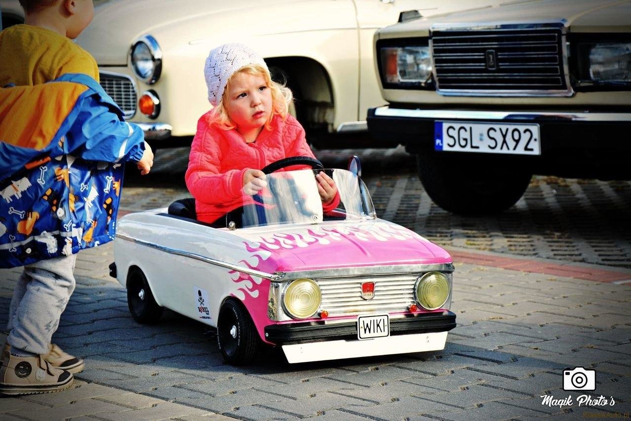 Отец превратил педальный «Москвич» в крутой хот-род для своей дочери авто
