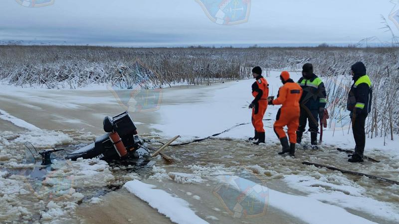 В Новой Ладоге спасли двоих, провалившихся под лёд на снегоходе