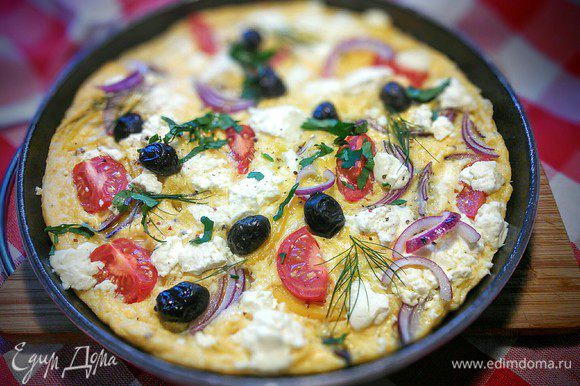 Омлет по мотивам греческого салата (Greek-Salad-Omelette) омлет, перец, маслины, масло, Приготовление, раскрошитьРазогреть, яичную, вылить, оливковое, сливочное, сковороде, помидоры, четвертинки, разложить, полоски, нарезать, жёлтый, сожалению, зеленый, слоёныеКрасный